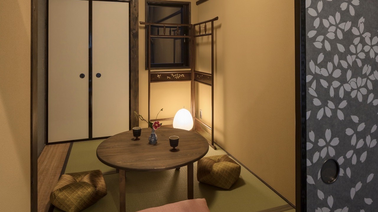 天井には繊細な女竹で飾りをした網代天井を使用し茶室の様な風情を取り入れました。