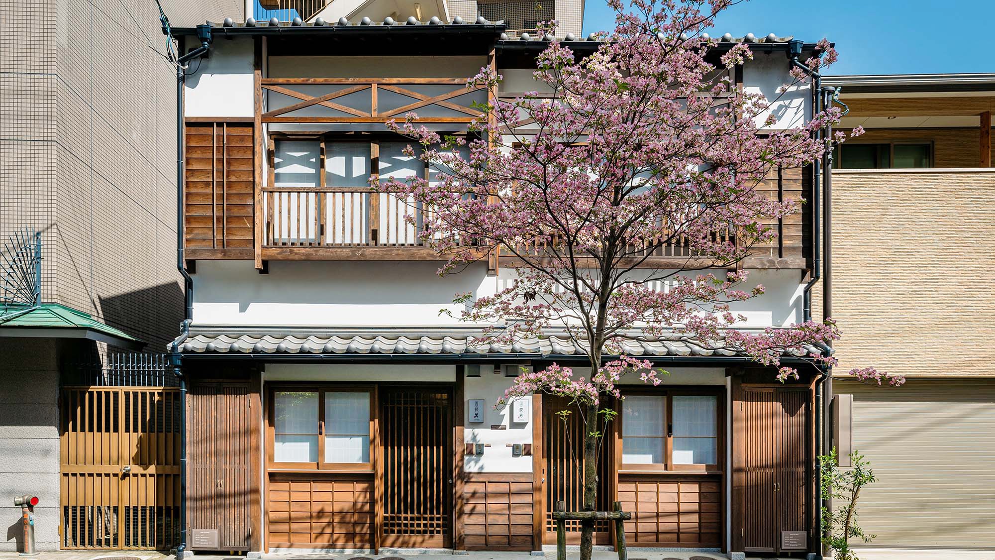 京都の高瀬川沿いに佇む町家（町屋）をリノベーションした一棟貸しの宿泊施設。隣の町家宿「花衣」と一緒にご予約すると、最大10名様までご宿泊可能です。
