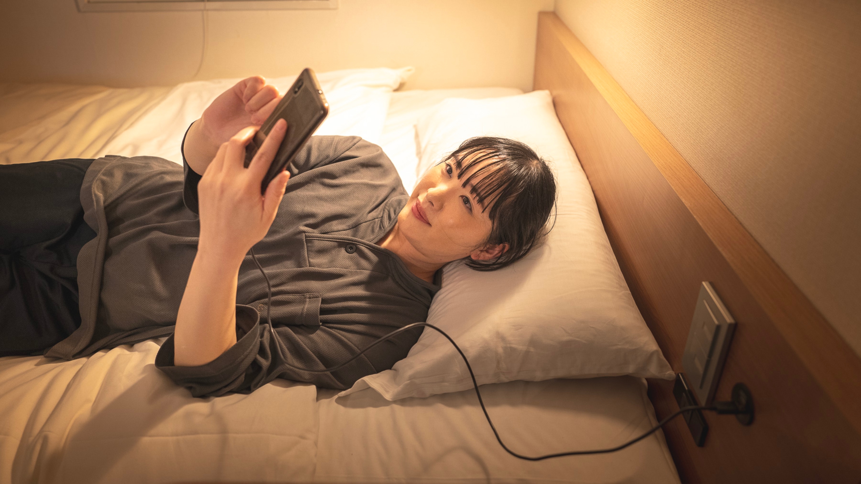 枕元にUSBがあるので、充電しながらお休みできます