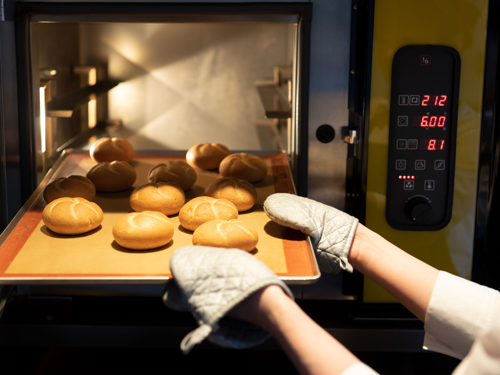 ホテル内専用オーブンで焼き上げています