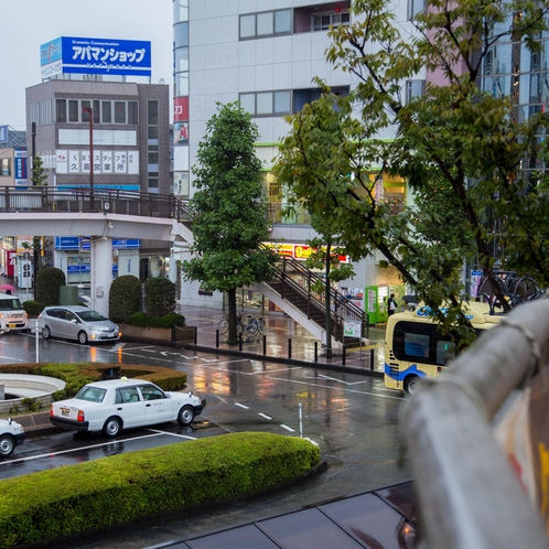 久喜駅を背中に右側方向のデイリーヤマザキを目印に進んでください！