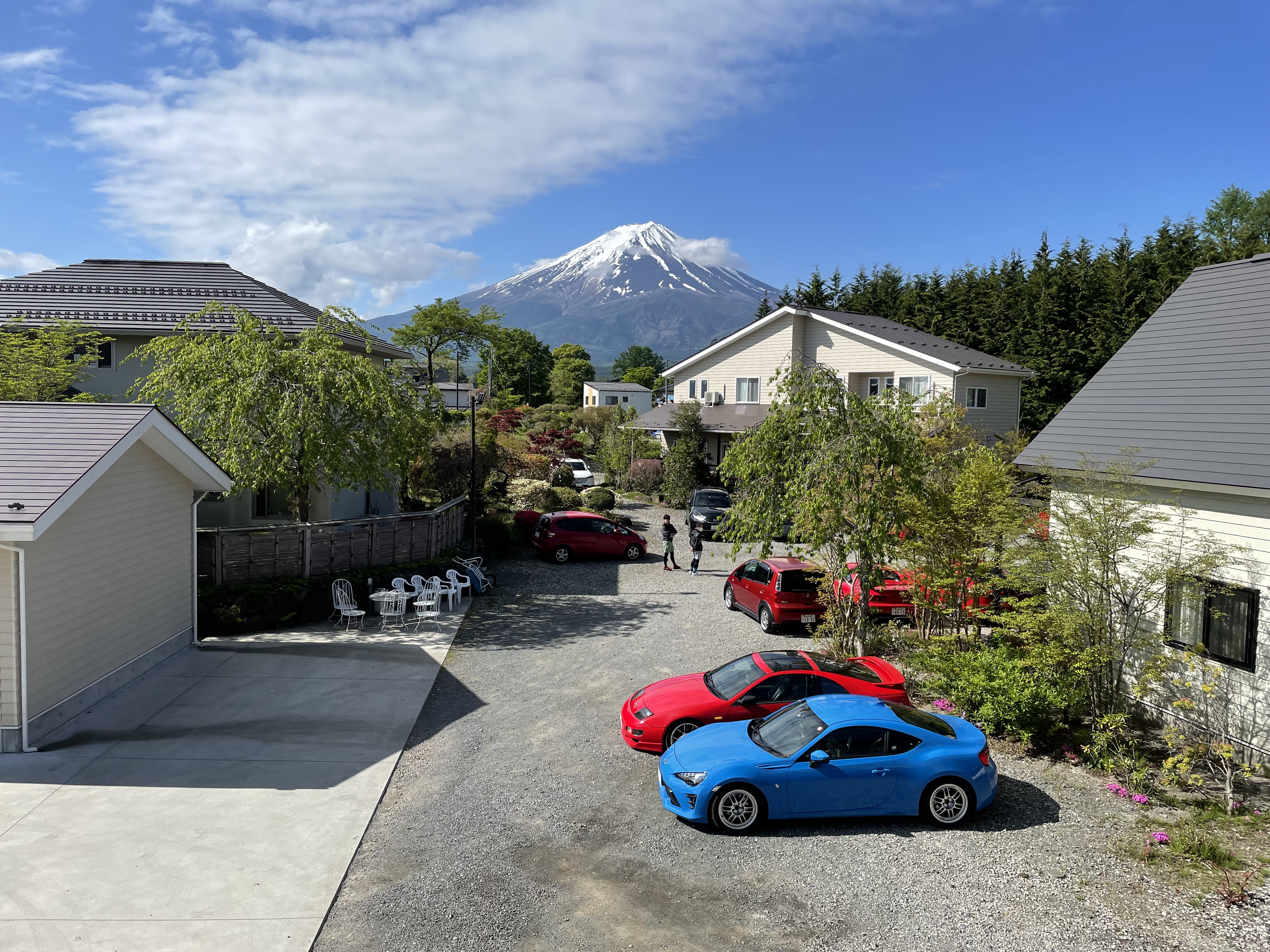 秋晴れの富士山とコテージスペルヴィスタ