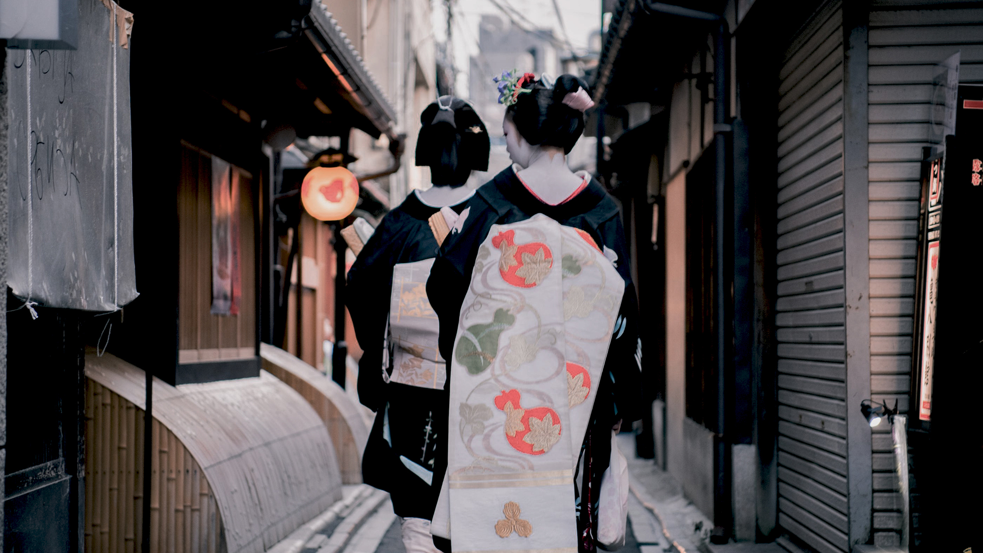 祇園ならではの街並みを散策。舞妓さんに出会えることも。