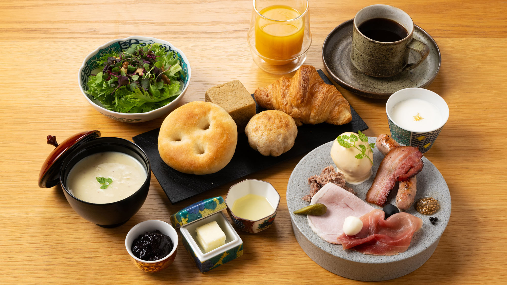 【朝食】和食一例　雨庵特製パンや能登牛コンビーフ・能登豚シャルキュトリーの盛り合わせなど（数量限定）