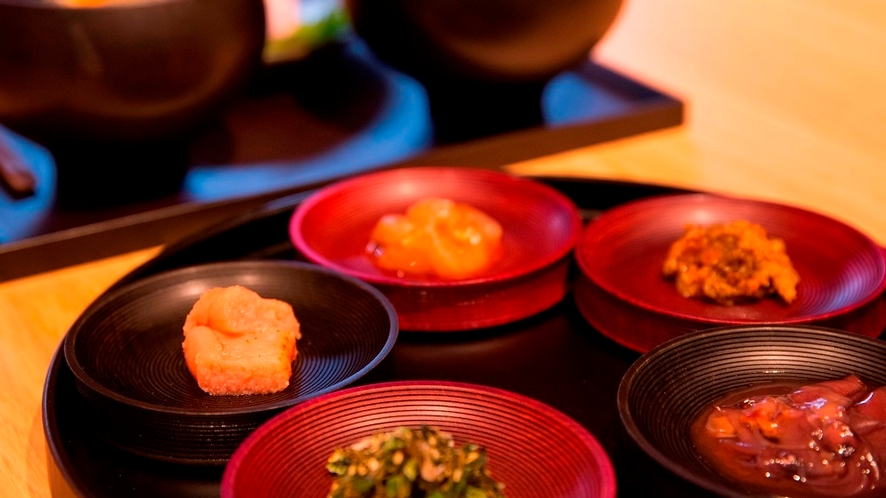 【朝食(数量限定)】和食一例 ごはんに合う数種類の小鉢とともに。　