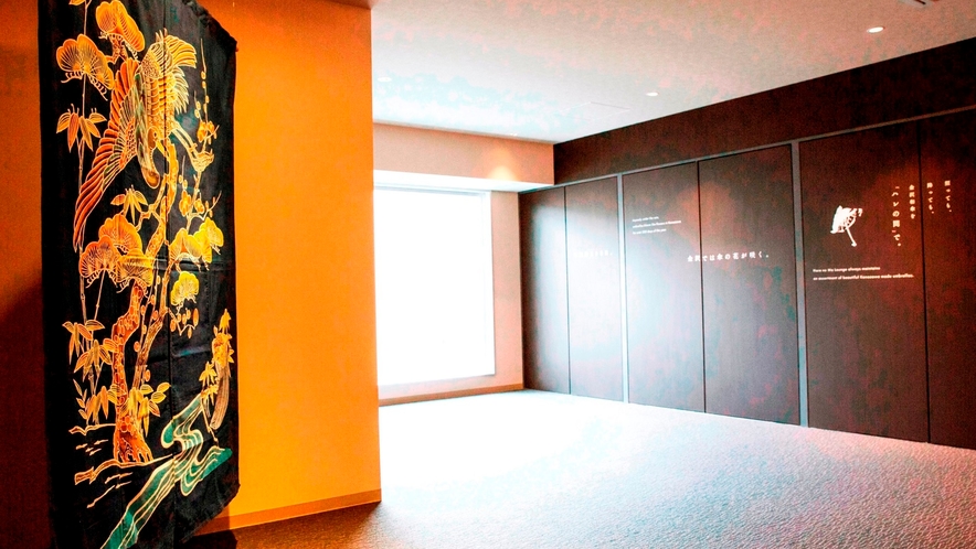 ◆加賀友禅◆各階のエレベーターホールに展示