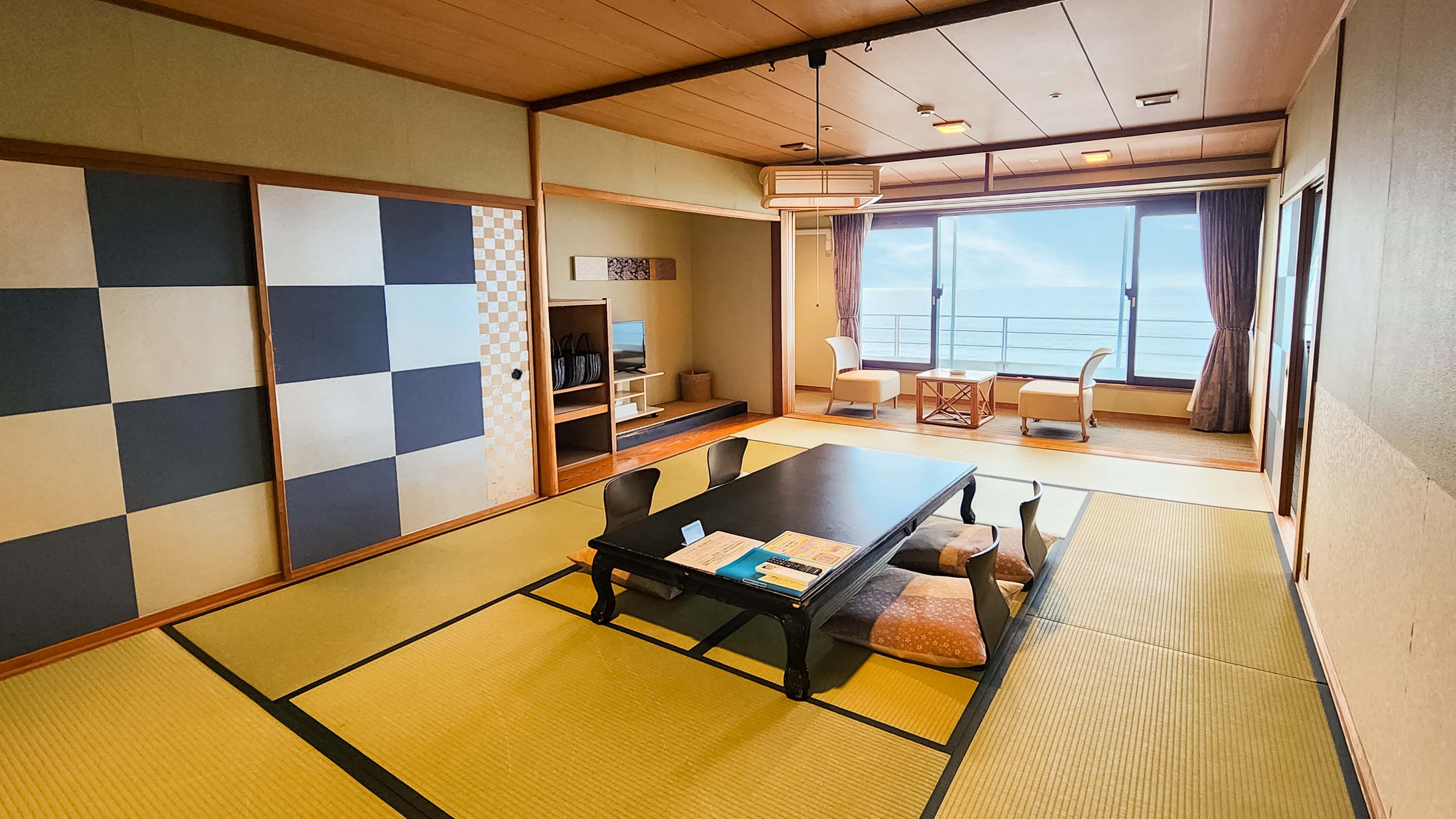 お部屋からは、伊豆大島をはじめ伊豆七島の島々を臨むことができます。