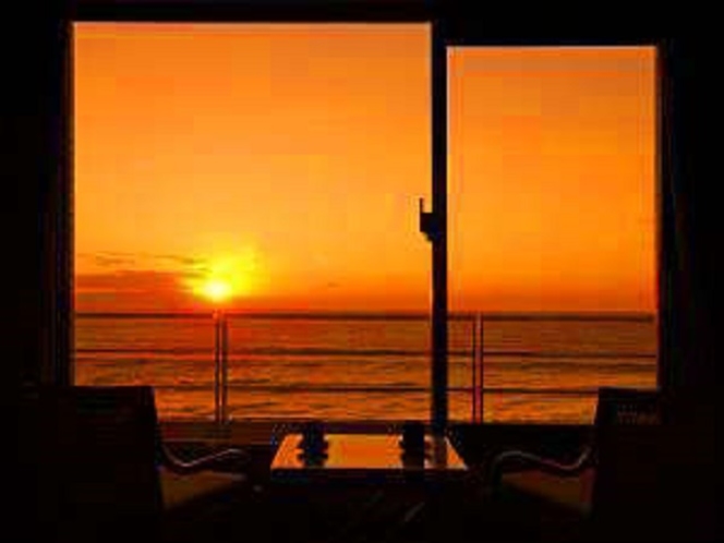 お部屋から見た朝日は絶景♪相模湾から昇る朝日は全室からご覧いただけます。
