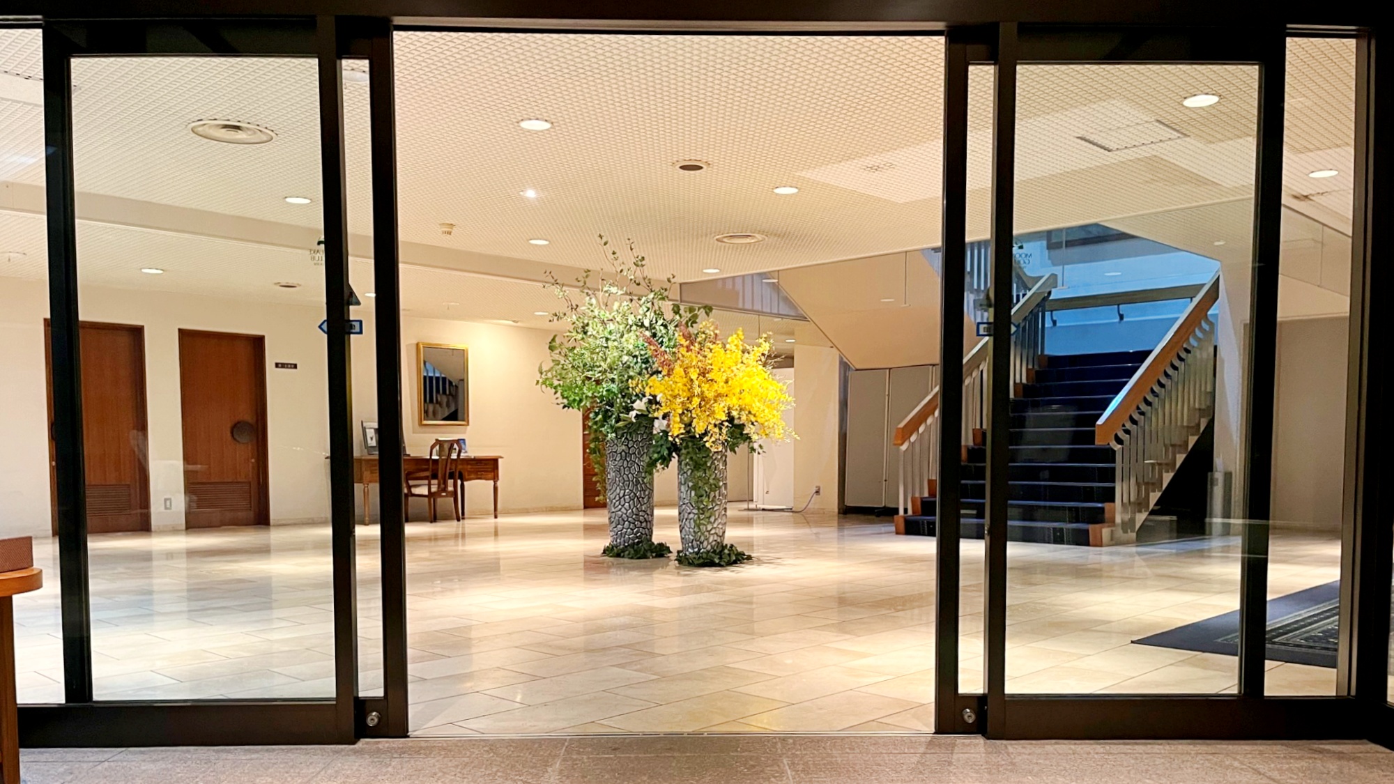 【外観】季節の花々が皆様をお出迎えいたします。