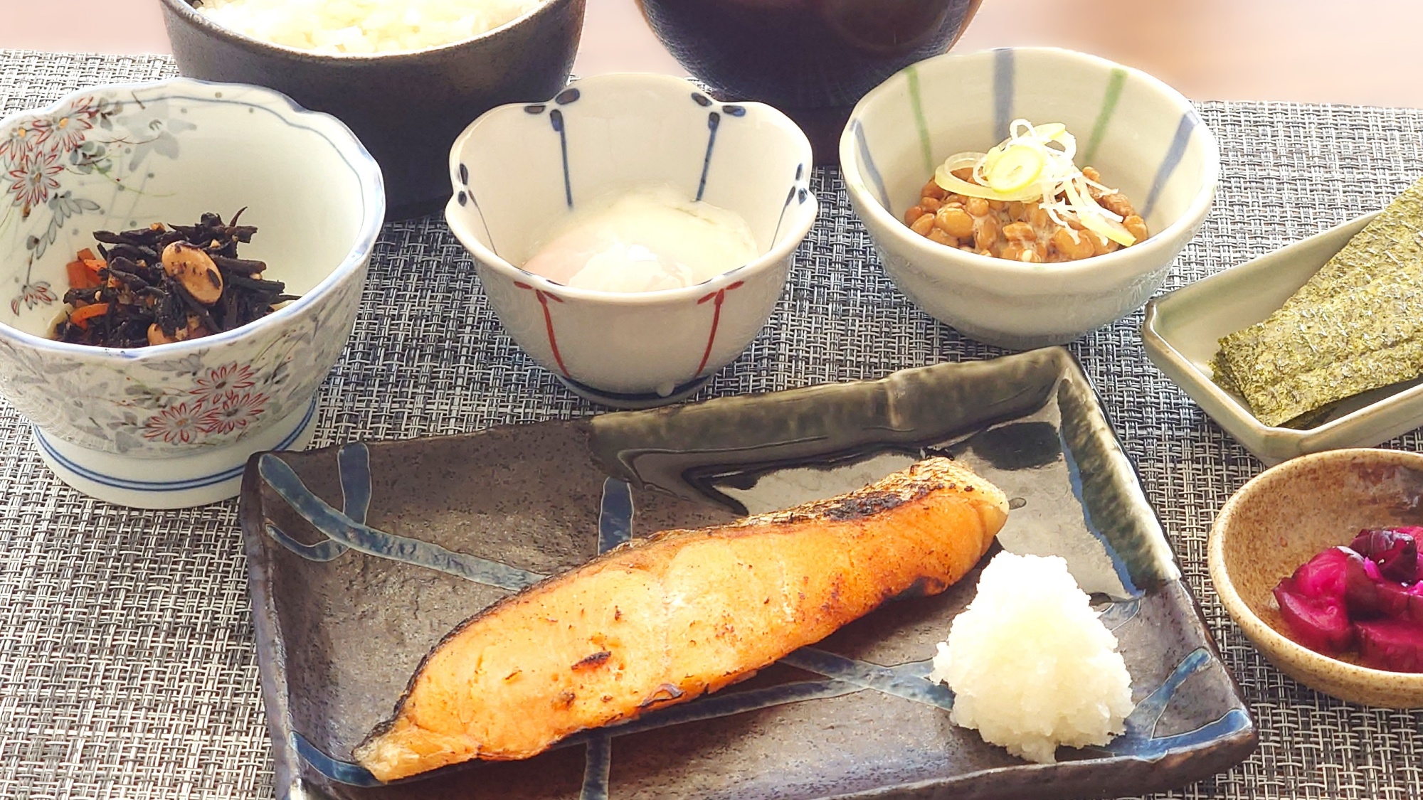 *【朝食一例】和定食：焼き魚に納豆や温泉卵、小鉢もついたほっとする朝食をご用意