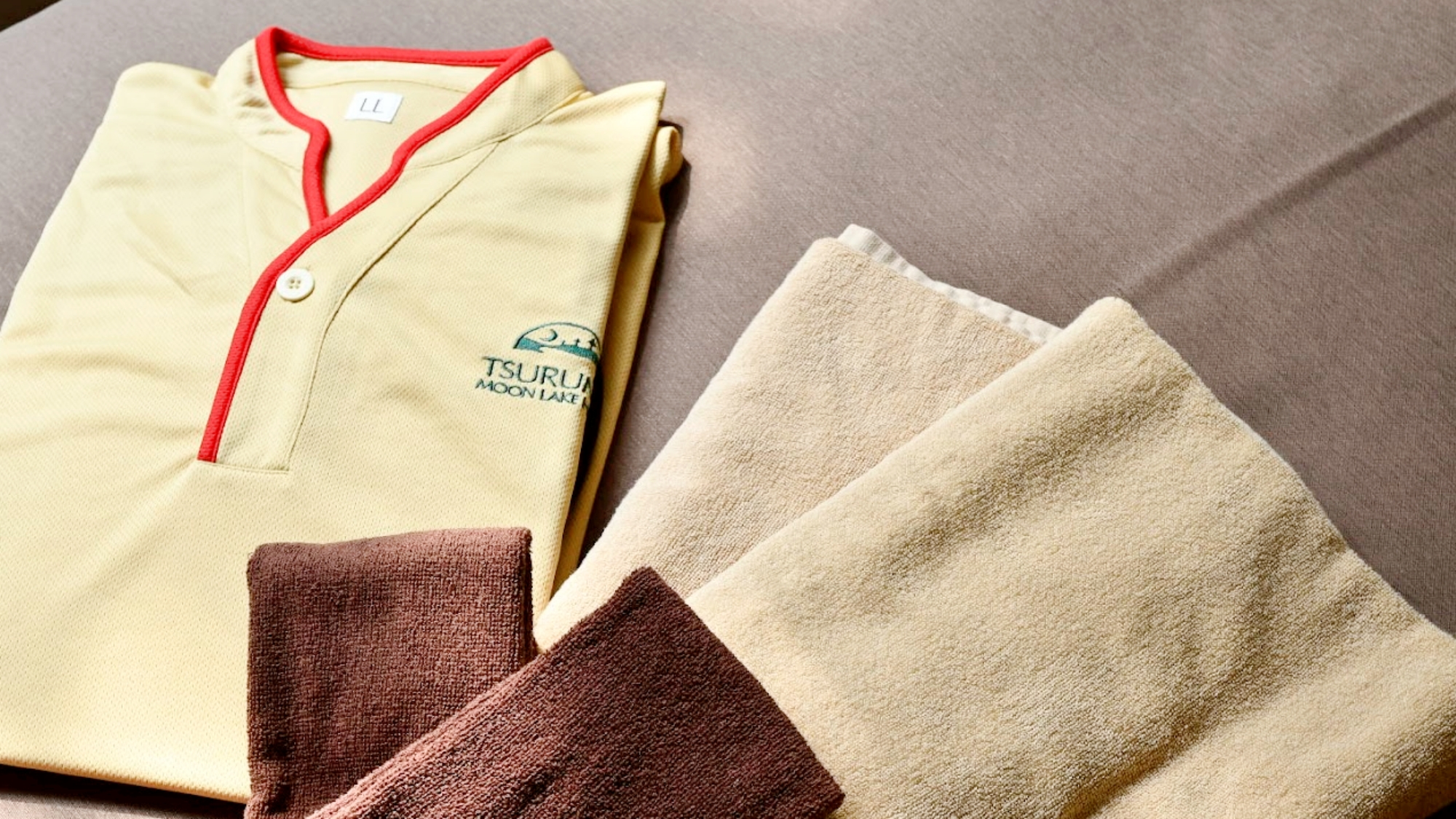 【客室アメニティ】清潔なタオルと館内着をご用意し、快適なご滞在をサポートします。