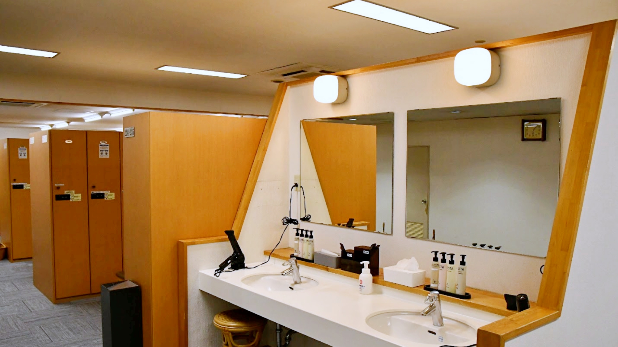 【男性ロッカールーム】隣接クラブハウス内：洗面台にはドライヤーやアメニティも完備しております。