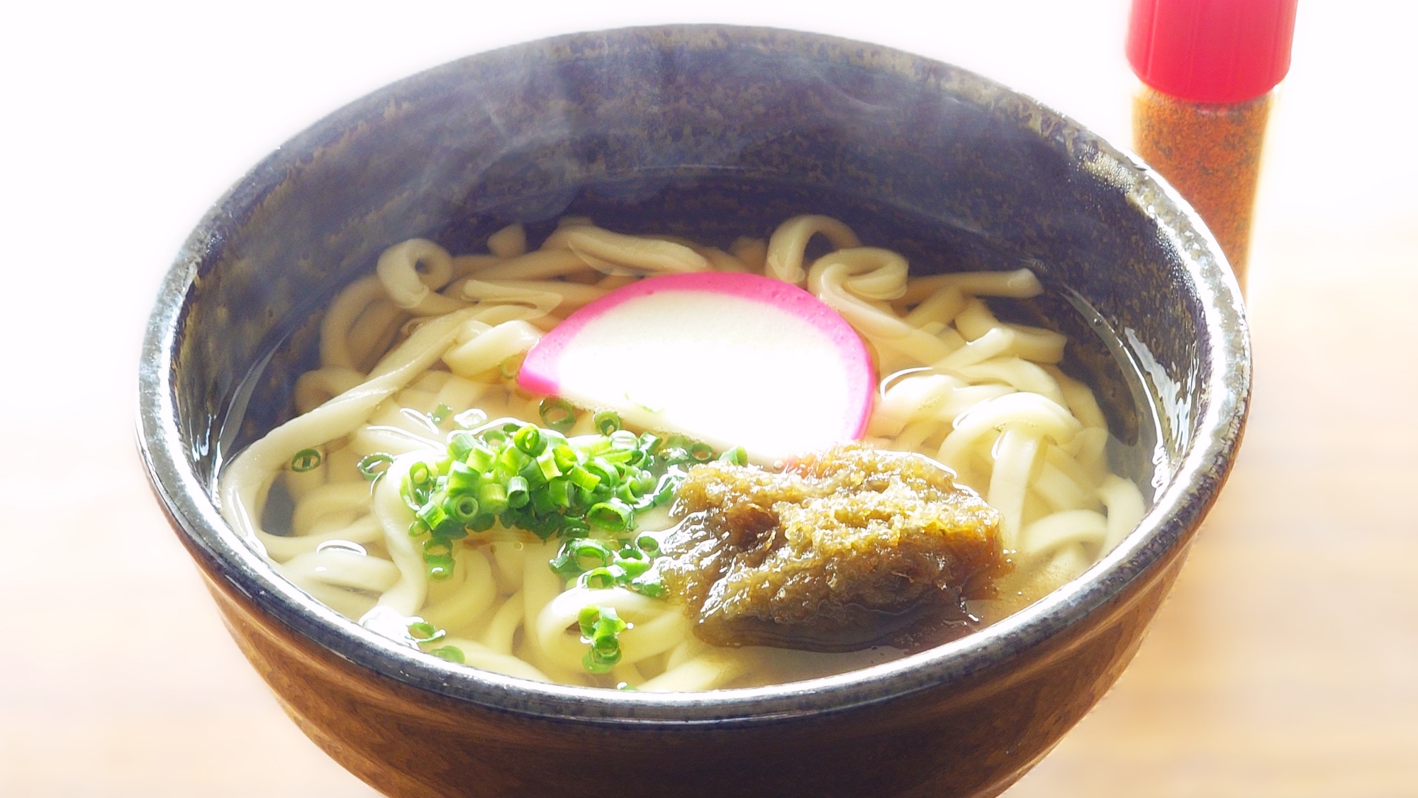 *【朝食一例】朝もやうどん：とろろ昆布とかまぼこが乗ったおうどんです
