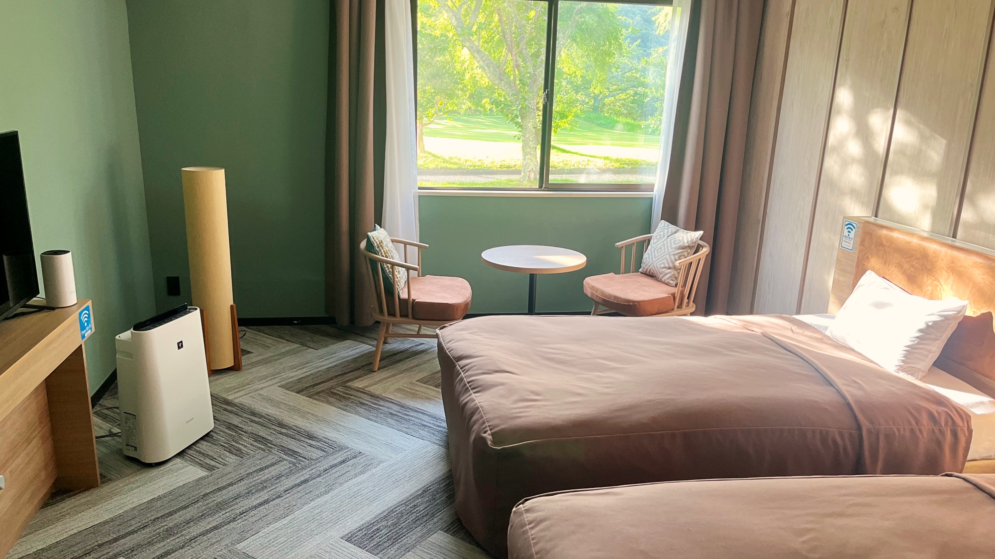 【客室一例（エグゼクティブ）】やわらかな自然光が差し込むくつろぎの空間。