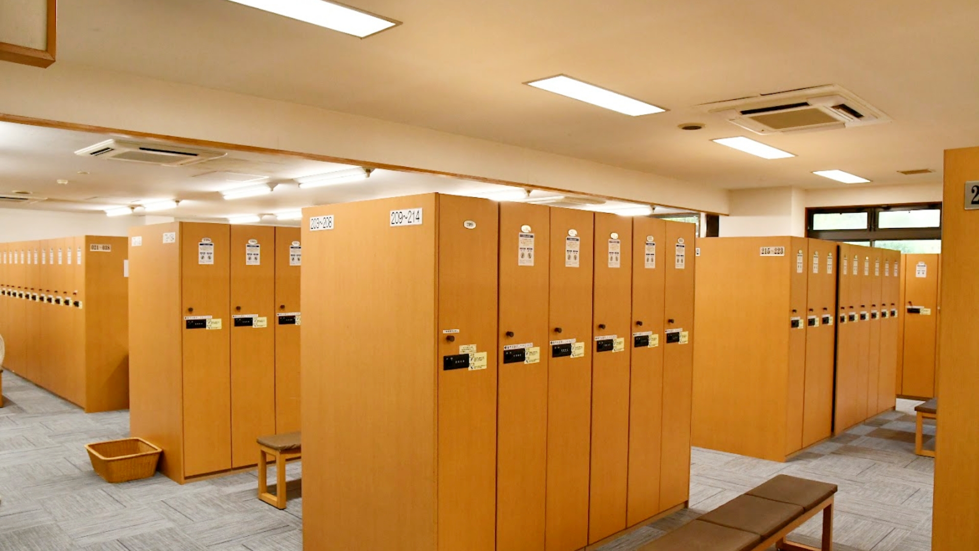 【男性ロッカールーム】隣接クラブハウス内：ゆったりしたロッカーをご利用いただけます。