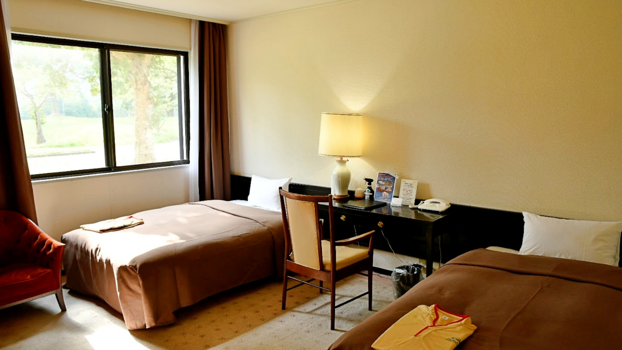 【客室一例（スタンダード）】落ち着いた雰囲気のツインルームで快適なひとときを。