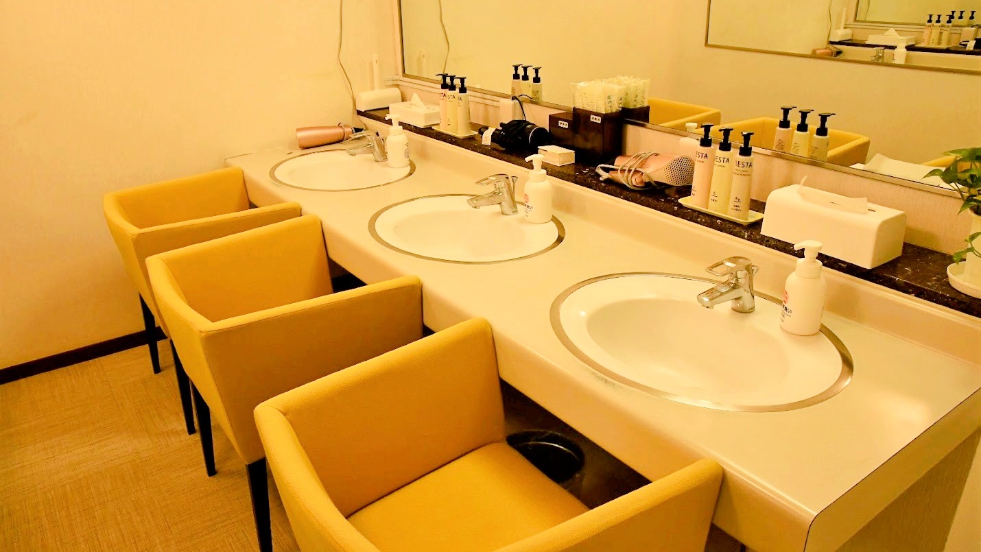 【女性脱衣場】隣接クラブハウス内：洗面台にはドライヤーやアメニティも完備しております。