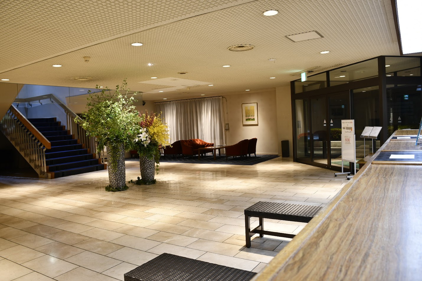 【館内】清潔感と開放感が広がるロビーでもゆったりお過ごしいただけます。