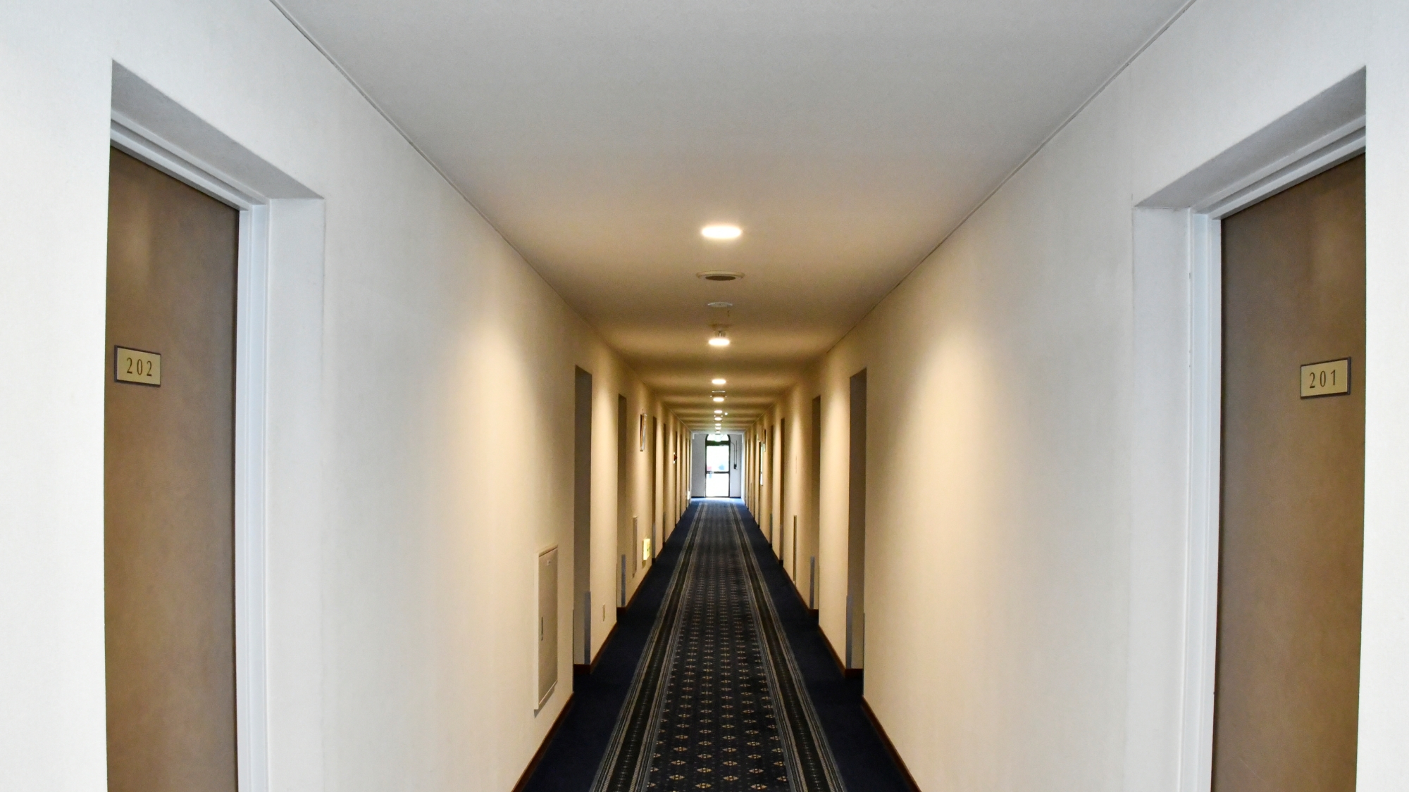 【館内】シンプルで清潔感ある廊下が快適な客室へとご案内します。