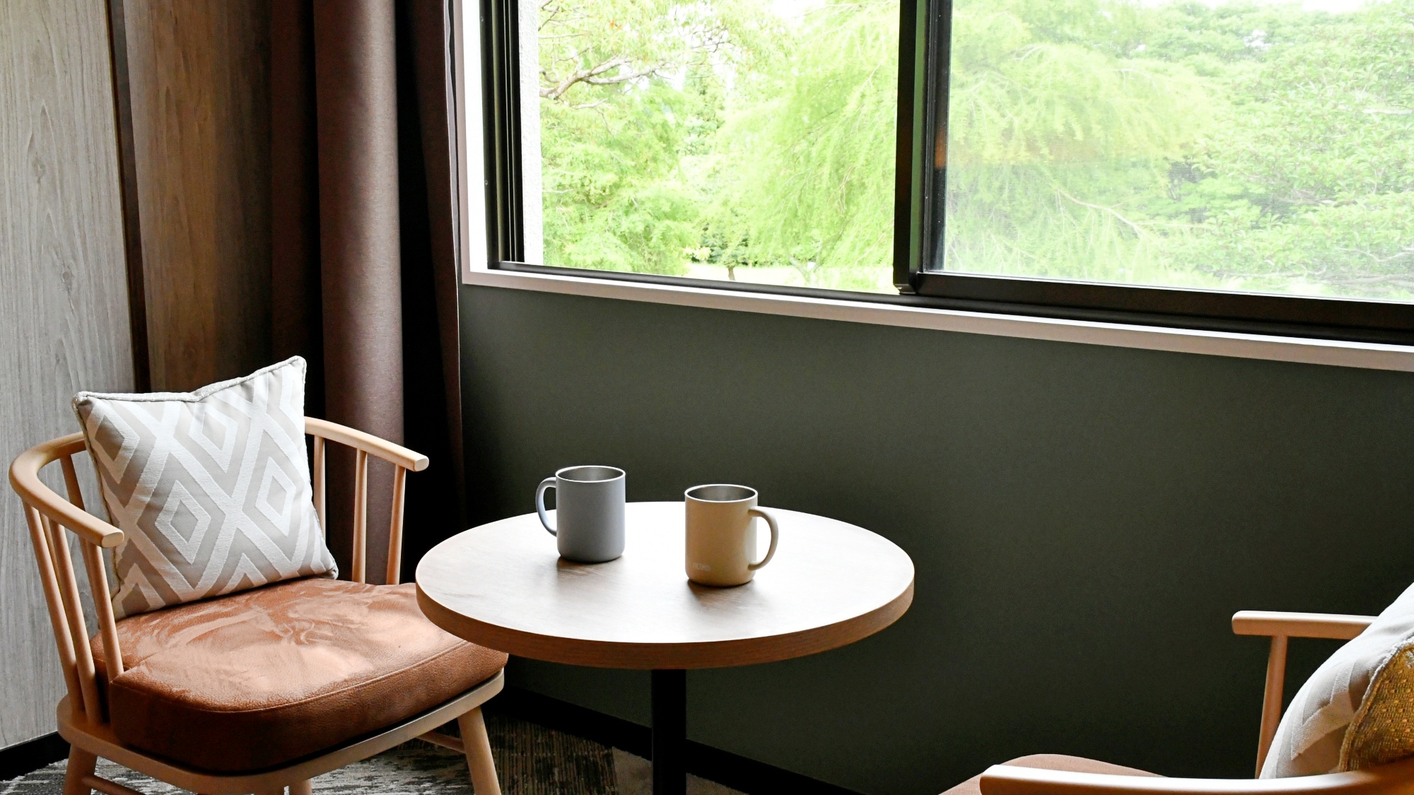 【客室一例（エグゼクティブ）】窓の外の景色を眺めながら、優雅な時間をお過ごしください。