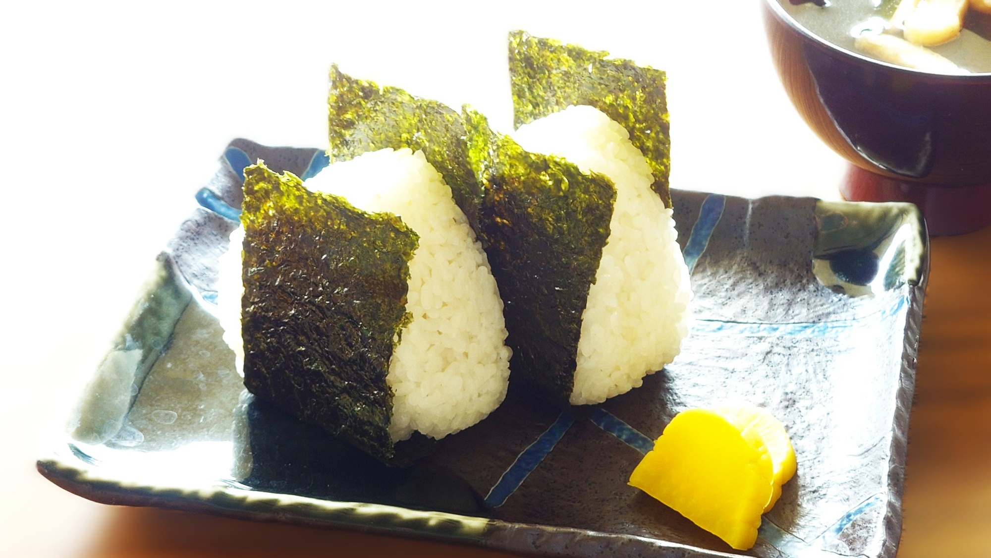 *【朝食一例】おにぎりセット：おにぎりとみそ汁だけのシンプルな朝食をご用意