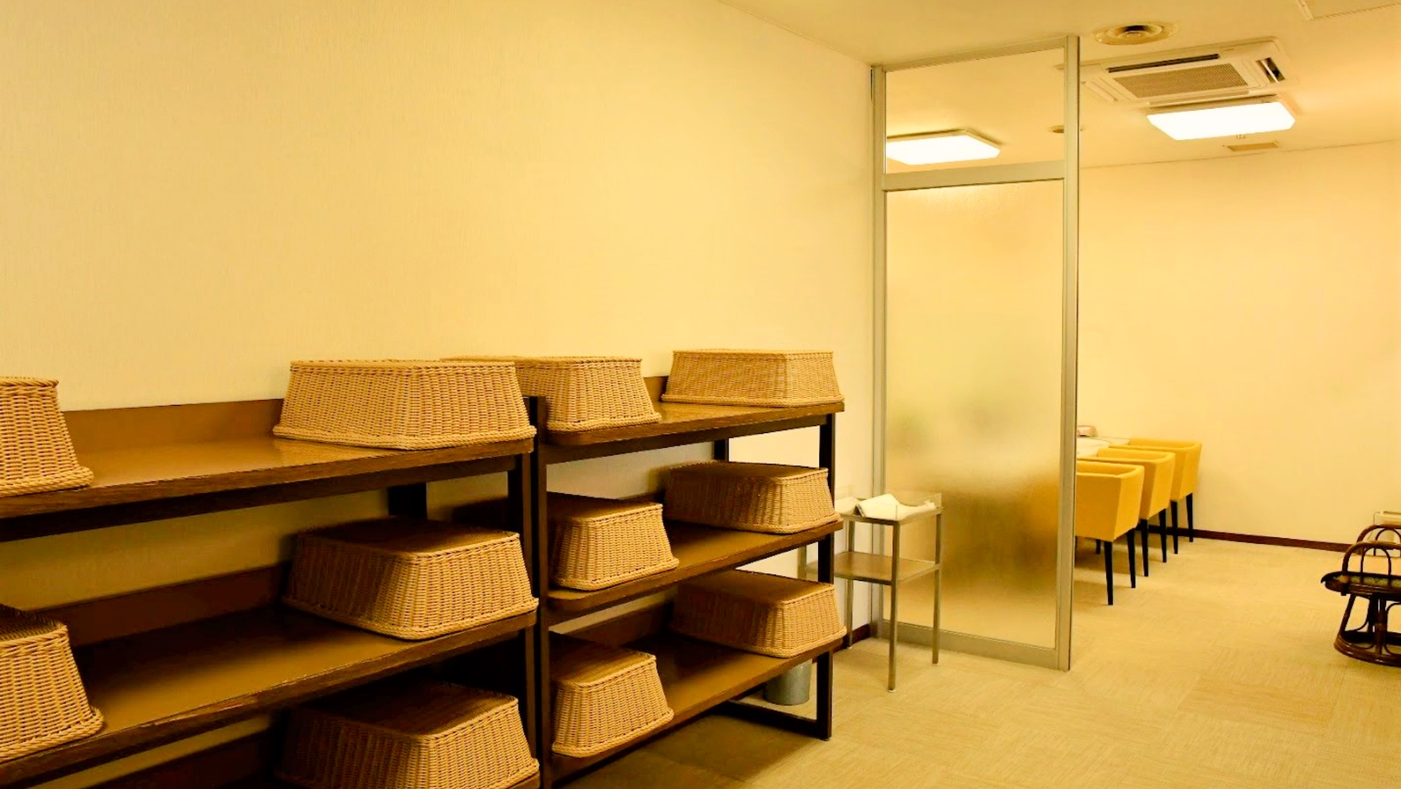 【女性脱衣場】十分な広さで、明るく清潔な脱衣場です