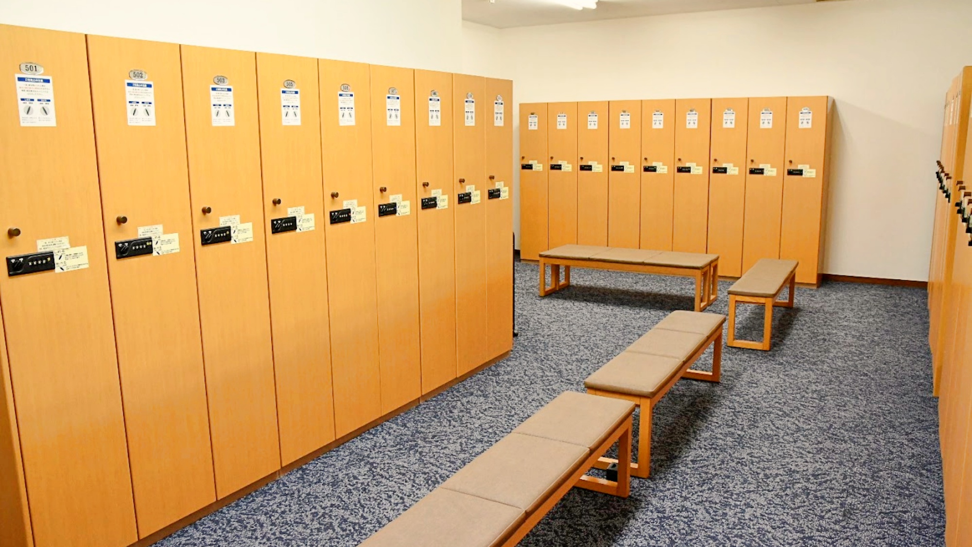【女性ロッカールーム】隣接クラブハウス内：男女それぞれ十分な広さをご用意しております。
