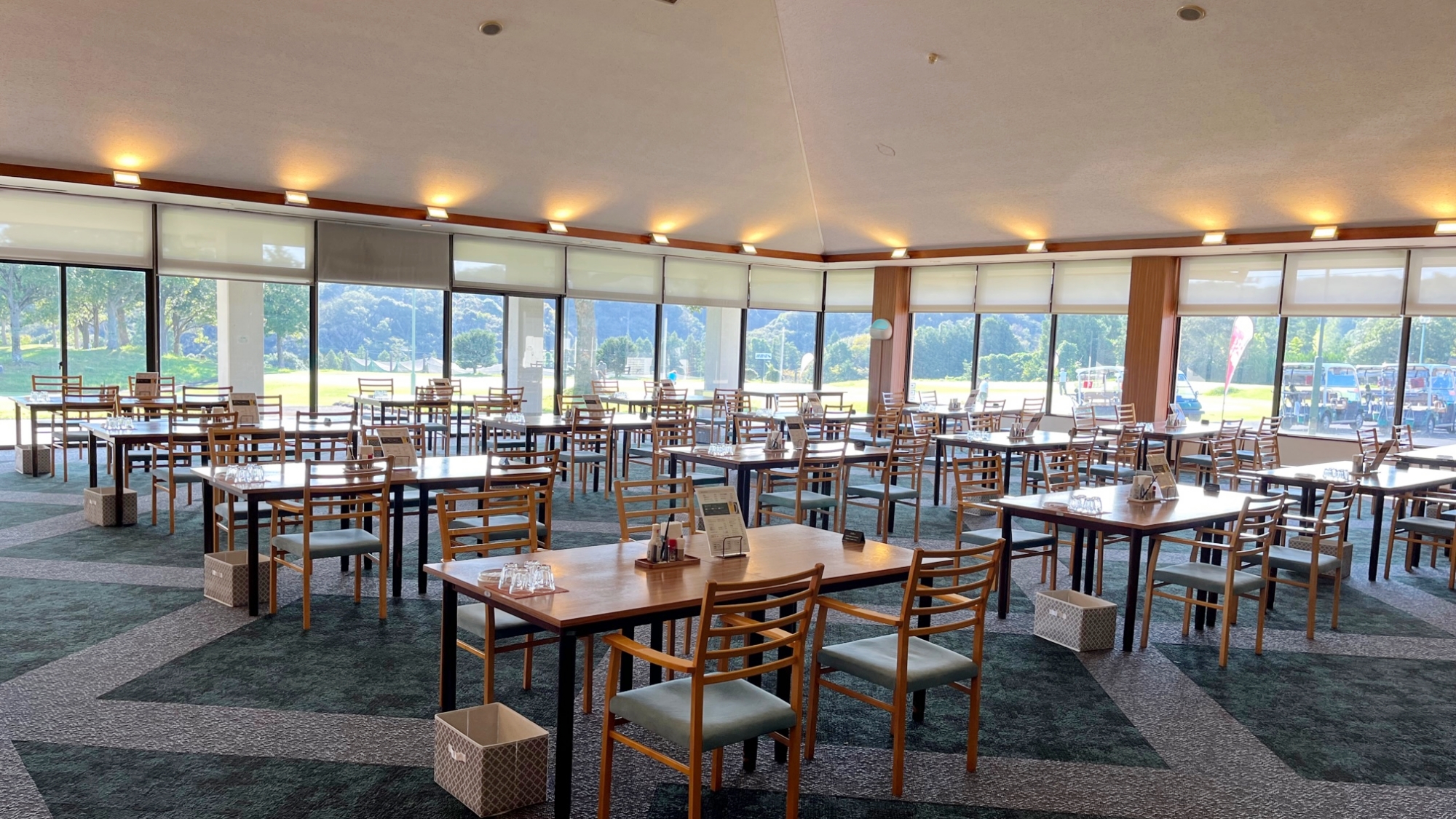 【館内施設】レストランでは解放感あふれる広々空間でお食事時間をお楽しみください。