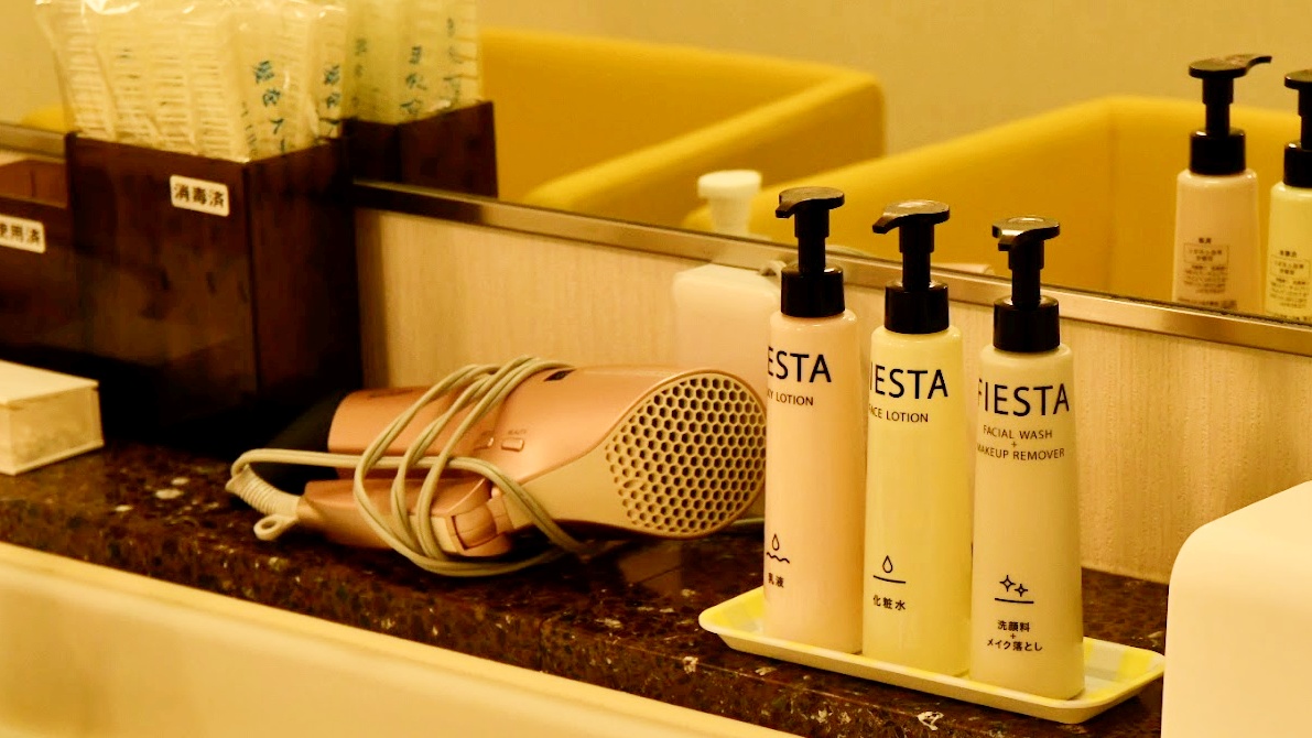 【女性ロッカールーム】隣接クラブハウス内：洗面台にはドライヤーやアメニティも完備しております。