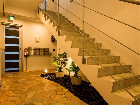 1～2階がコンドミニアム、2階へは階段でのご利用となります