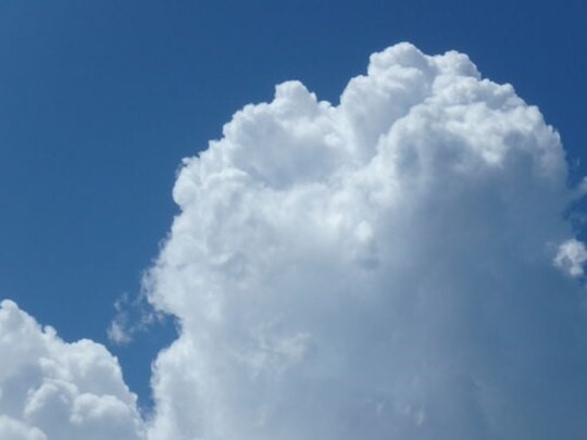  名護市の夏、青い空と入道雲