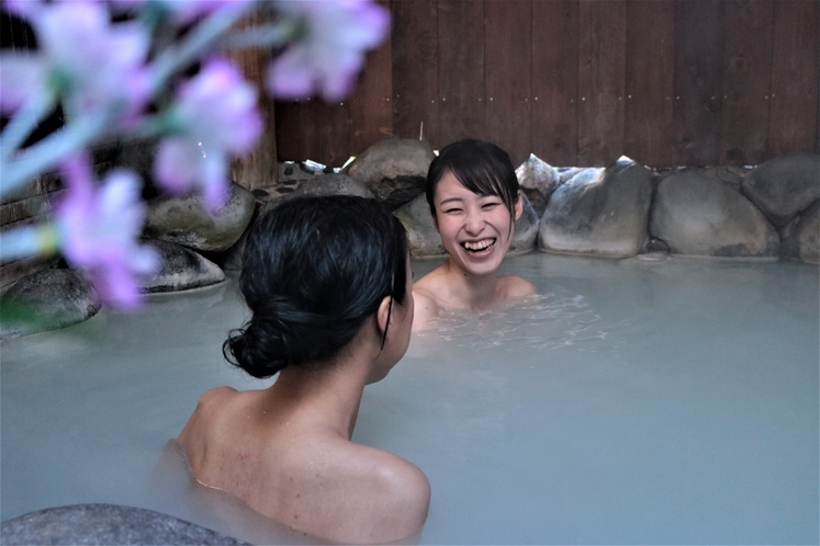 露天風呂は源泉かけ流しでございます。