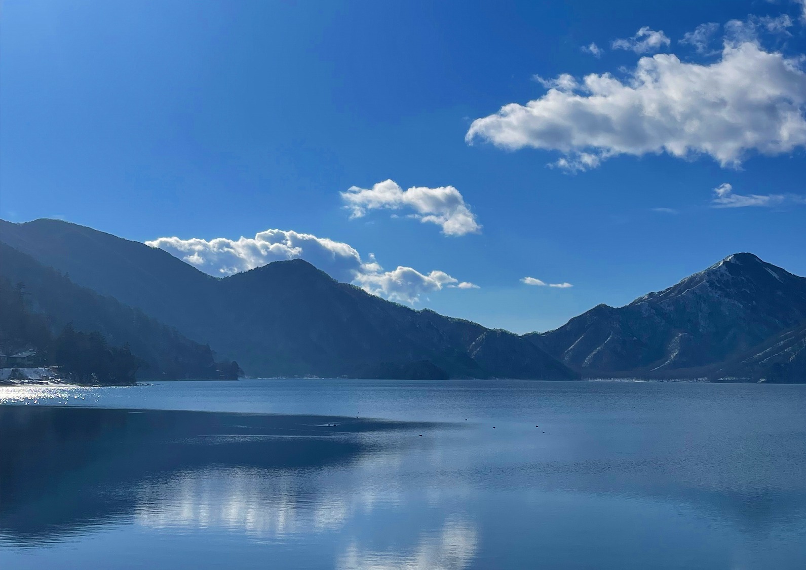 空気が澄んでいる冬の中禅寺湖
