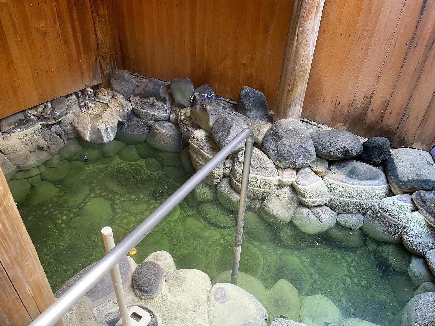 良質なエメラルドグリーンの硫黄泉