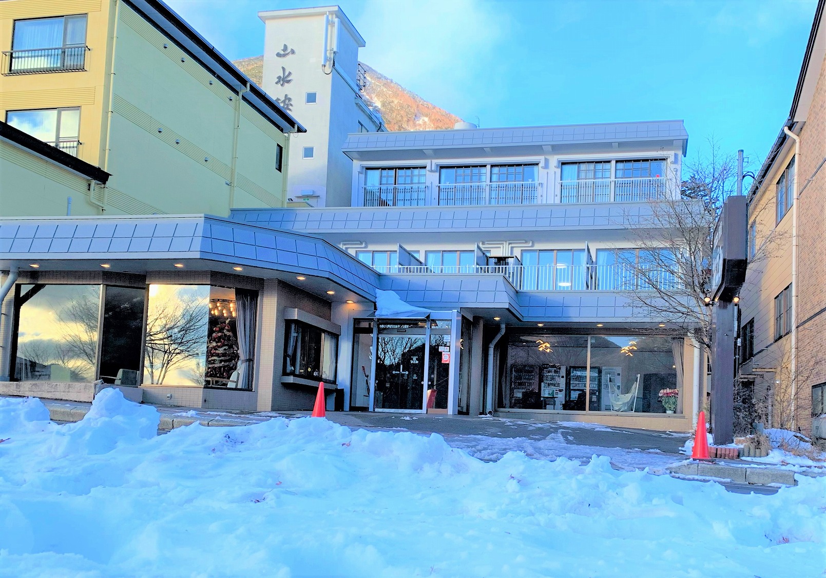 １２月～３月までは雪が降ります。
人気スキー場、湯元温泉スキー場まで車、バスで３０分ほどで行けます。