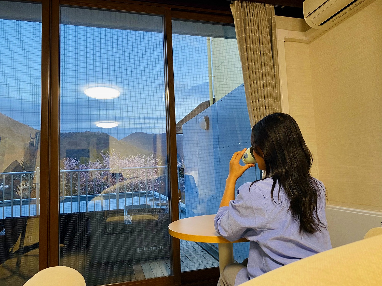 湖畔を眺めながらリラックス