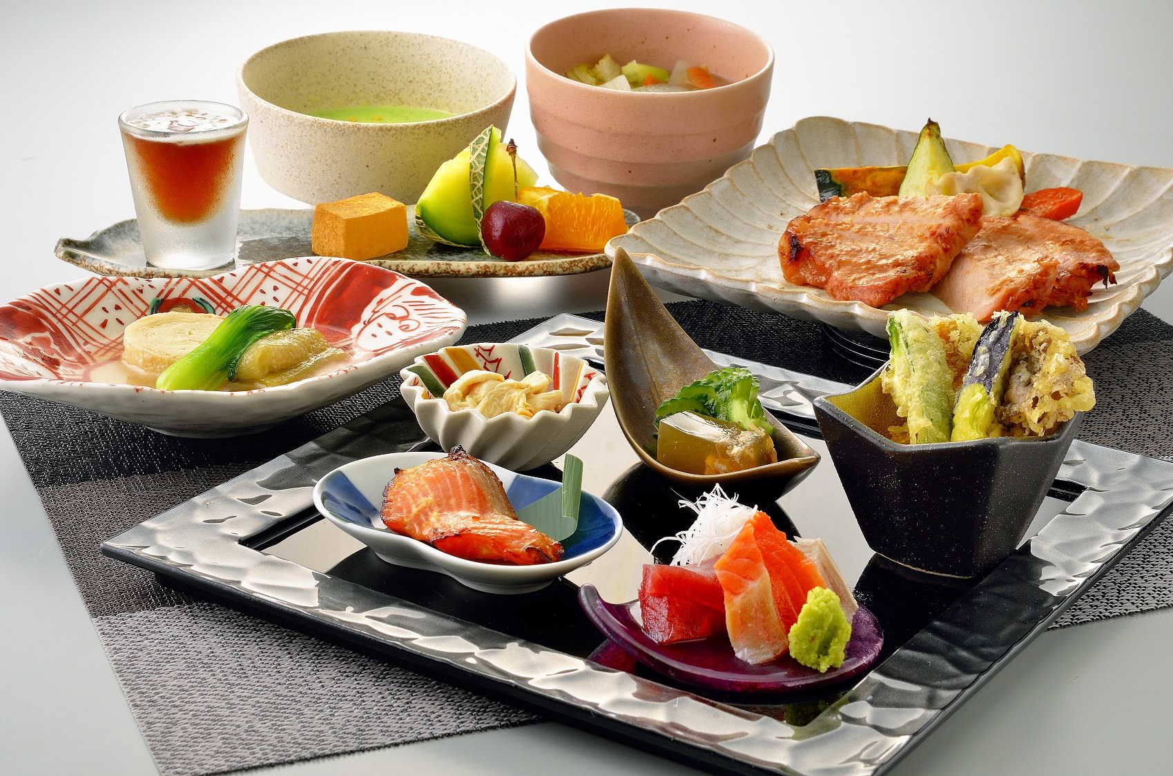 お夕食は、旬采やとちぎのブランド豚【霧降高原豚肉麦味噌漬け焼き】など地元の名産を使用した、料理長こだわりの品々をご用意しております。

※お子様のお食事は下記の内容で通常ご用意しております。
　小人：大人の方に準じたお料理
　幼児：お子様ランチ風のお料理

【別注について※前日まで受け付け】

・霧降高原牛ステーキ150ｇ
1500円の追加料金にて豚肉から牛肉へ変更可能。

・【単品】霧降高原牛ステーキ150ｇ　3000円

・【単品】日光生湯波のお刺身　800円