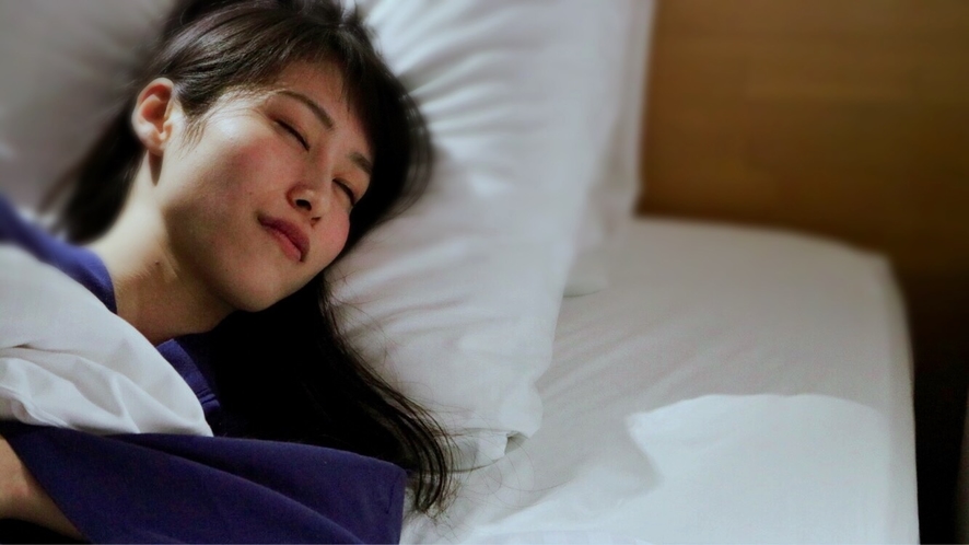 ベッドはフカフカのシモンズが質のよい眠りに導きます。