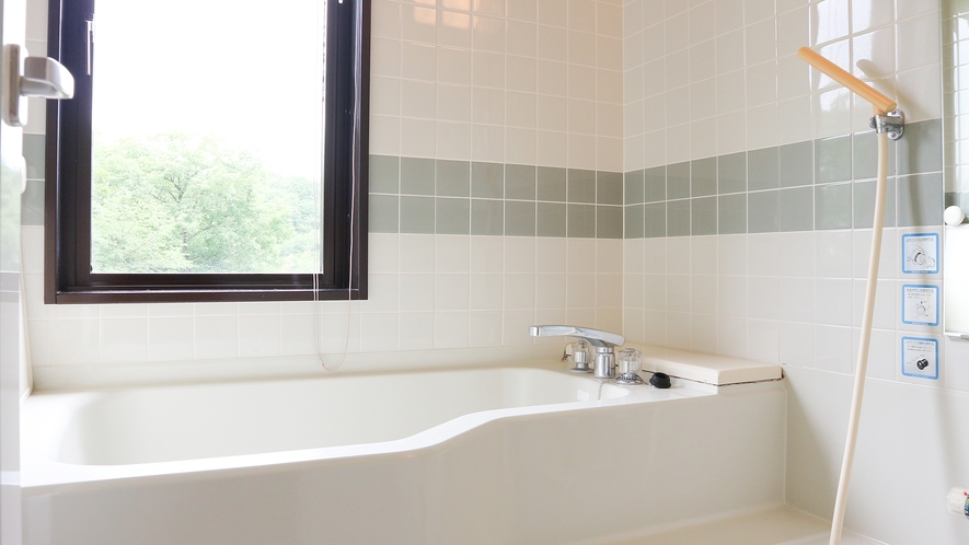 *［特別室／共通設備］窓付の白を基調としたバスルーム