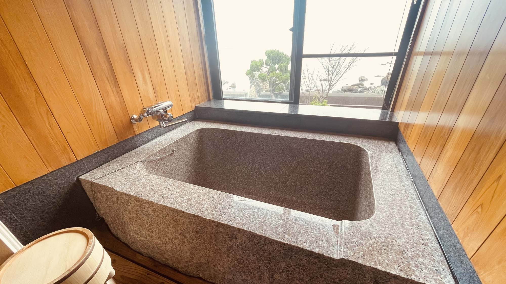 【臼杵湾を望む一番人気の和室一例】朝は日の出を見ながら湯船に浸かる至福のひと時を･･･