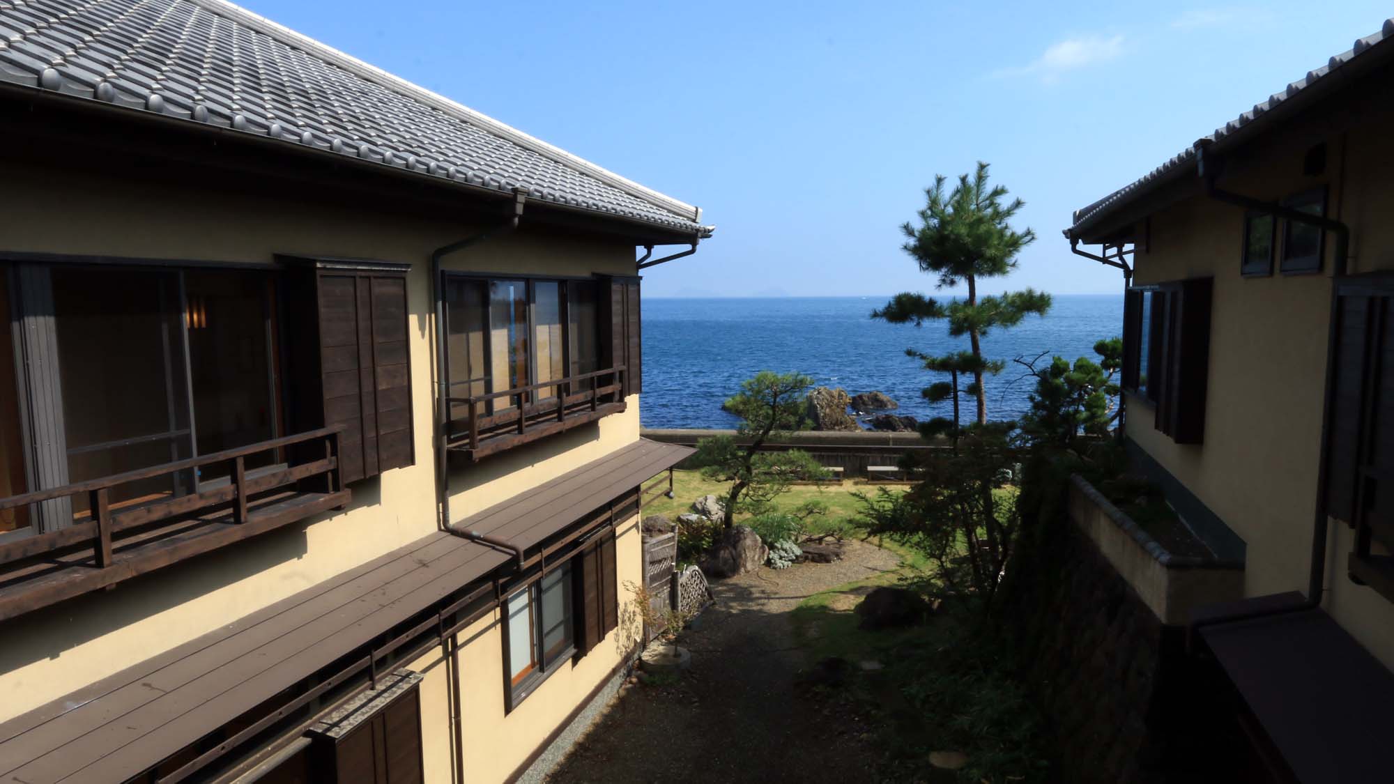 ＜窓から望む臼杵湾の景色＞