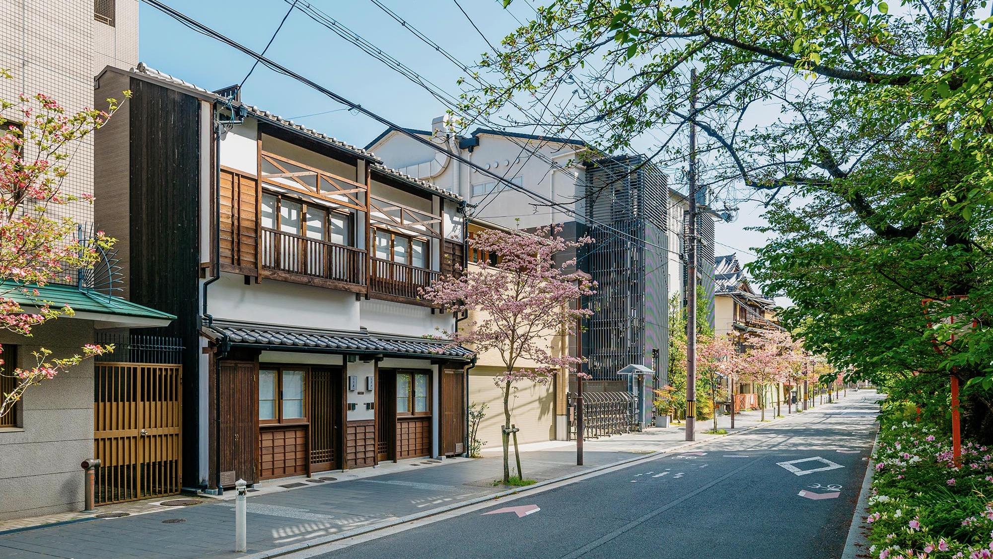 町家のある木屋町通は料亭や飲食店が軒を連ねます、夏になると鴨川の川床が楽しめるお店も