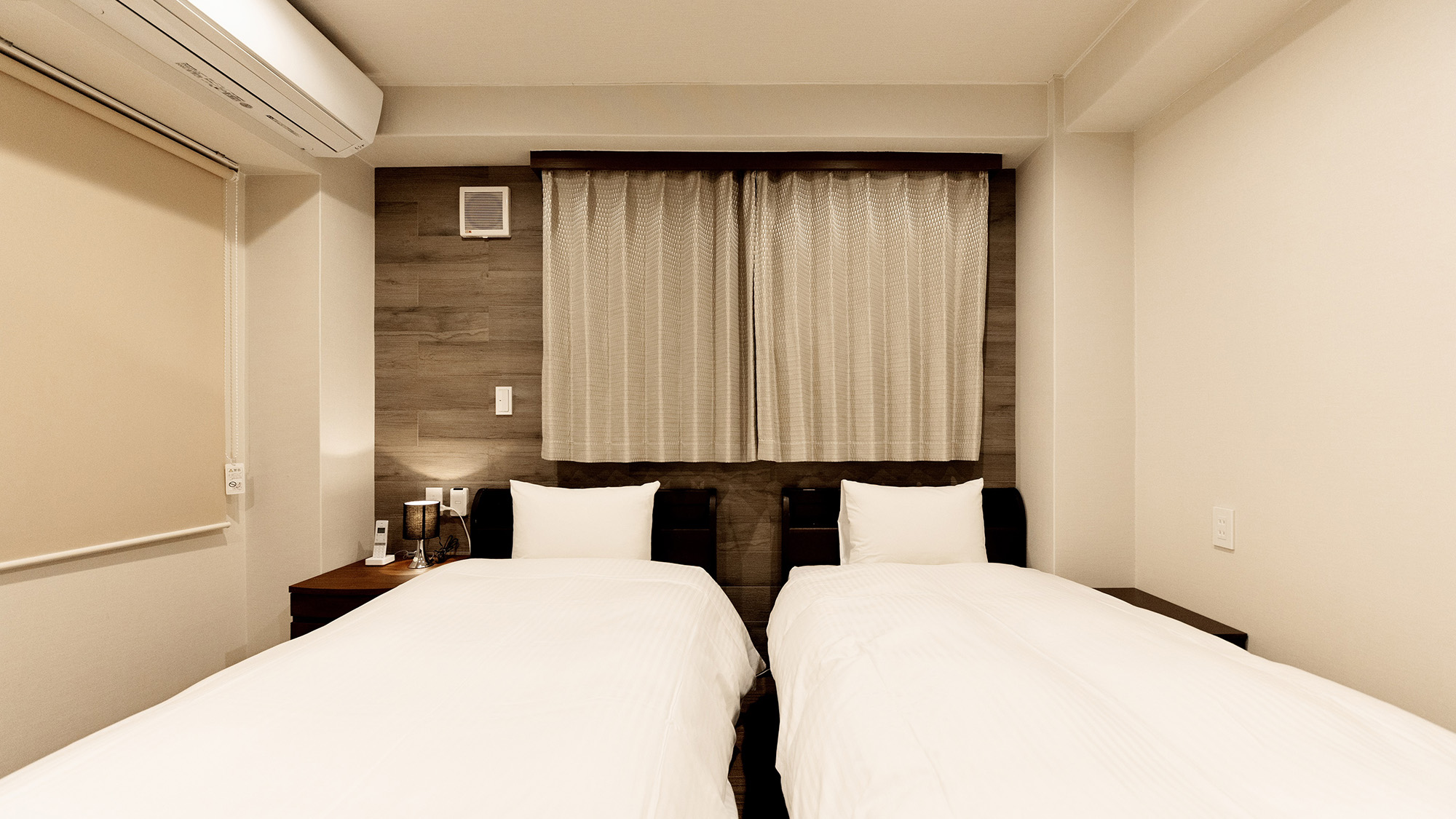 ツインルーム：インテリアはシンプルで落ち着いた印象のお部屋です。