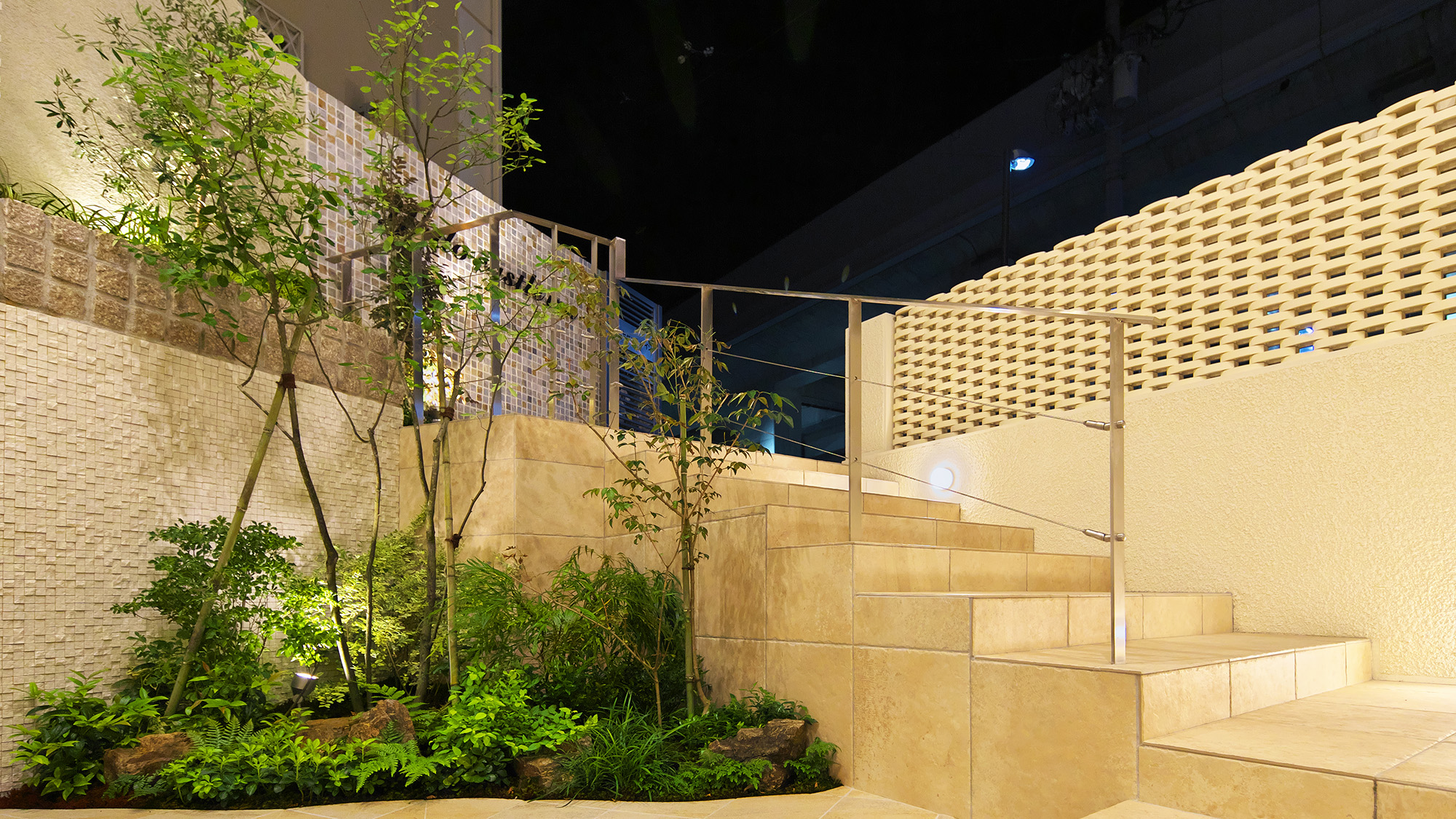 夜間も明るいアプローチ！女性も安心してご利用いただけます。