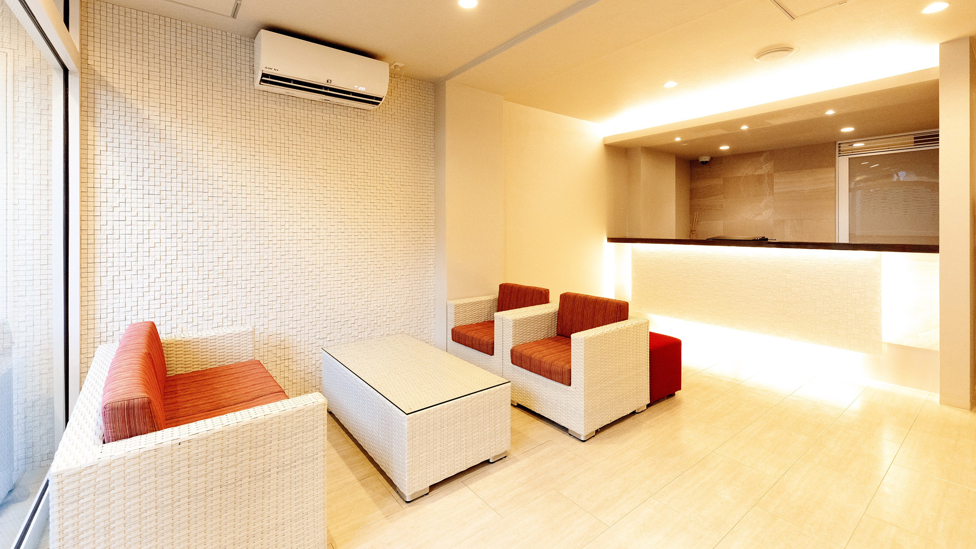 清潔感ある爽やかなフロントでお客様をお出迎えいたします。