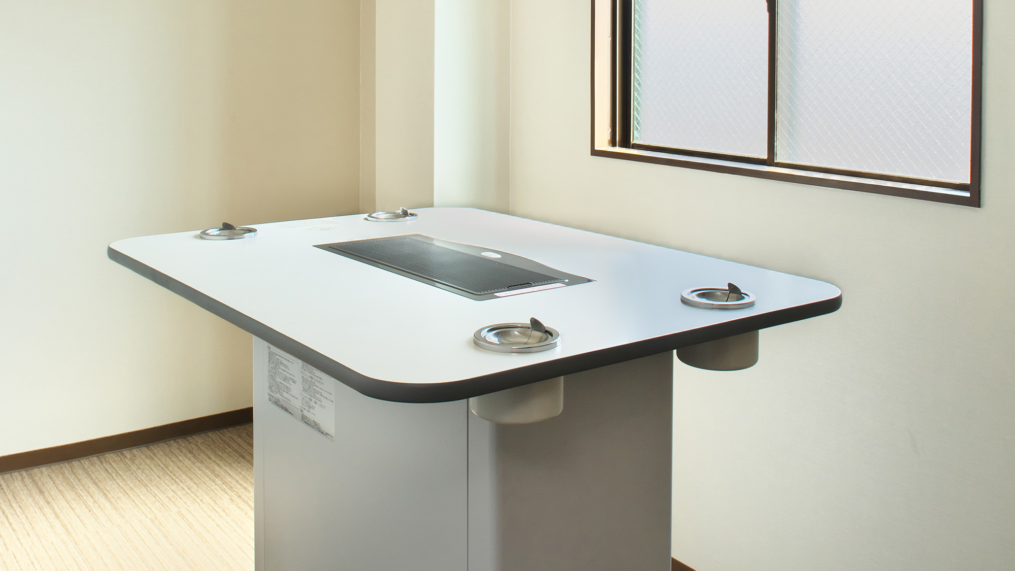 当ホテルは全室禁煙でございますが、喫煙室にてお煙草をお楽しみいただけます。