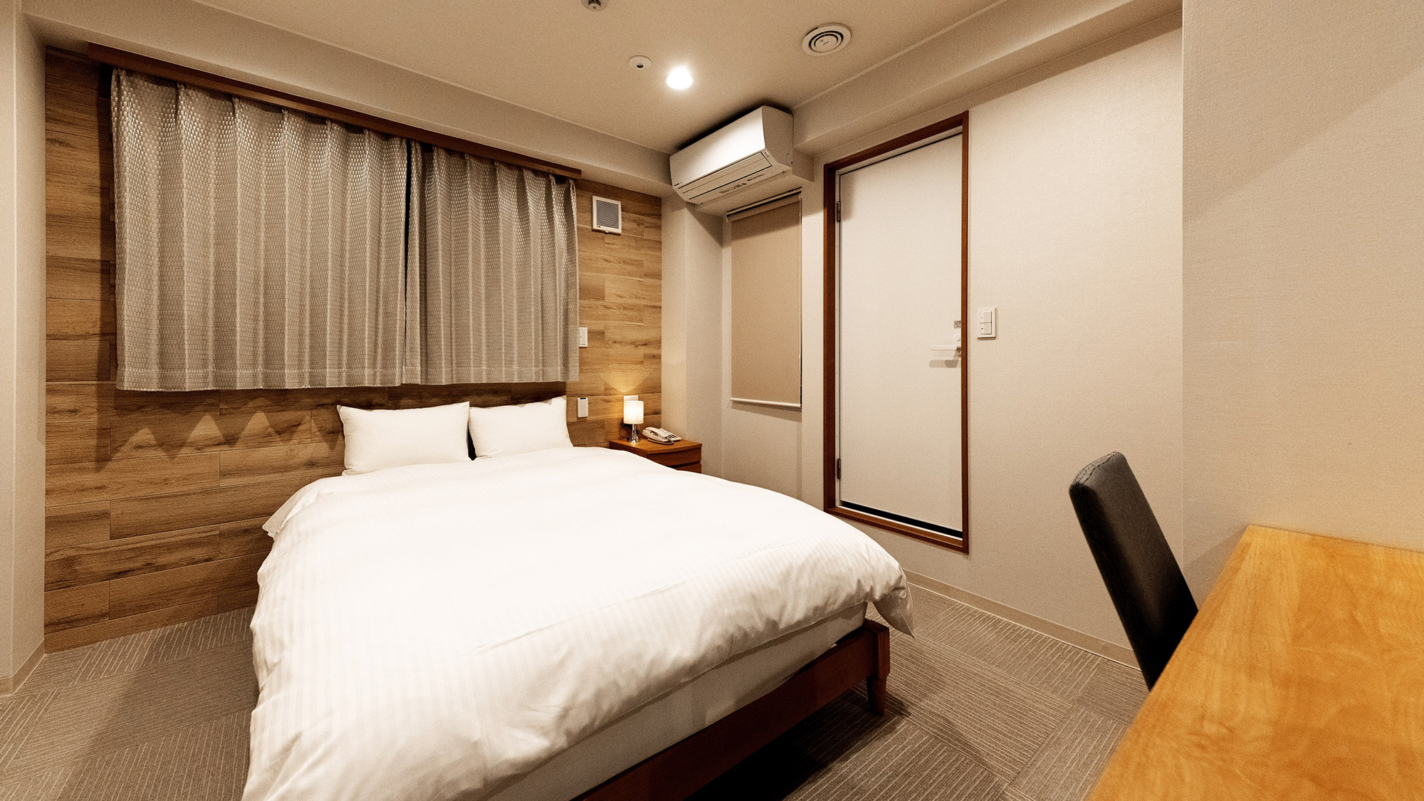 ダブルルーム：シックで落ち着いた色調。大切な方との特別な時間に。