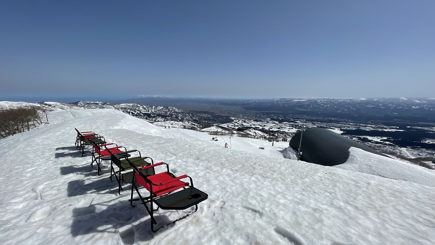 山頂テラス / 3月～4月 標高1300m！妙高連山から日本海まで見渡せる360°のパノラマ