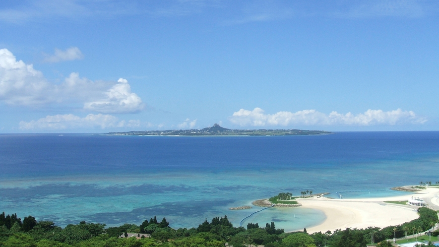 【伊江島】 ホテルの西に位置する伊江島。ホテルからは伊江島の美しい景観が楽しめる。