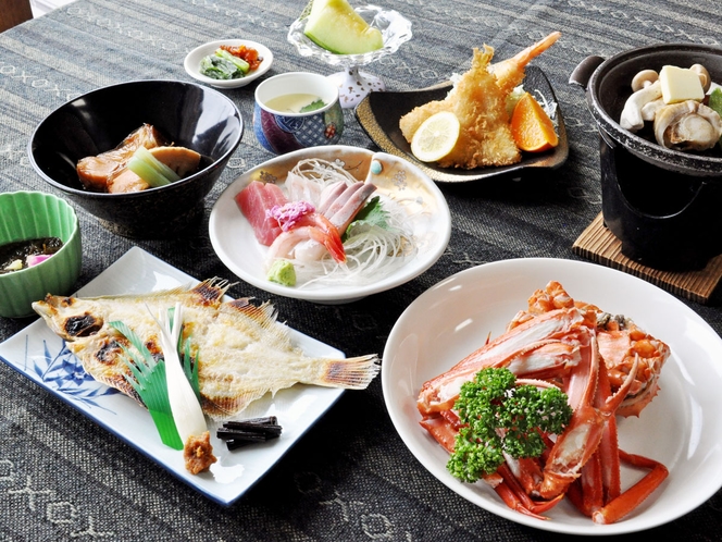 【スタンダード夕食一例】スタンダードでも紅ズワイガニ１杯付！日本海で育まれた魚介類をご堪能ください。